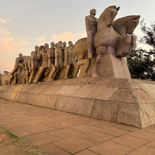 Monumento às Bandeiras